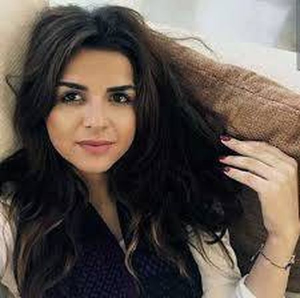 بالصورة رجل يغدر نوال بري ويقبلها