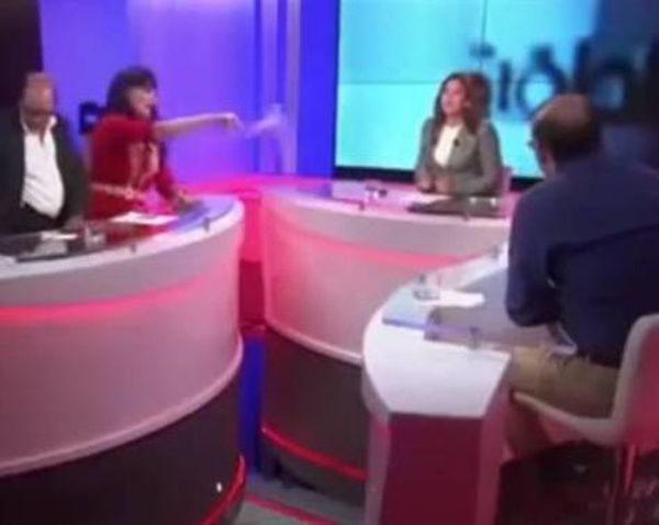 بالفيديو - مذيعة شهيرة تتعرّض لموقف محرج مباشرة على الهواء... شاهدوا بماذا قذفتها ضيفتها!