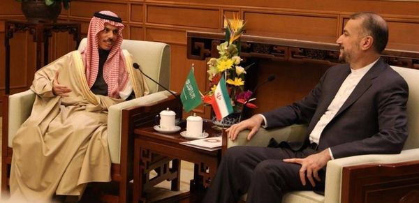 لقاء وزيري خارجيّة إيران والسعوديّة قرّب لبنان
خطوة إضافيّة من الحلّ... مساع لرئيس قبل القمّة
