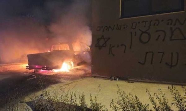 مستوطنون يهاجمون بلدتين قرب رام الله ويحرقون مركبات فلسطينية