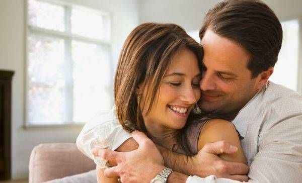 طريقة العناق بين الزوجين تكشف أسرار علاقتهما!