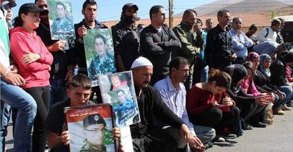 أهالي العسكريين خلال الوقفة التضامنية مع الفلسطينيين: هيبة الدولة لن تعود إلا بإعادة أبنائنا
