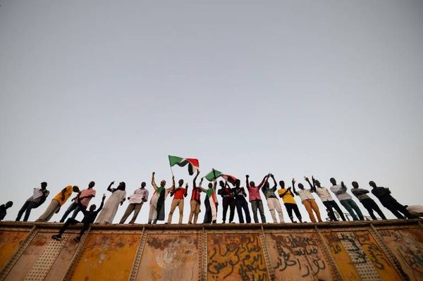 بعد شهر على الإطاحة بالبشير لا يزال السودان بعيداً عن سلطة مدنية