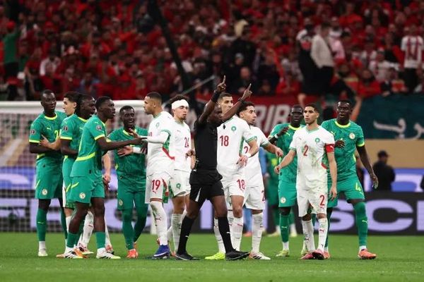 كأس مرفوع… وعقوبات تلوح: «الكاف» يدرس معاقبة السنغال بعد انسحابها أمام المغرب
