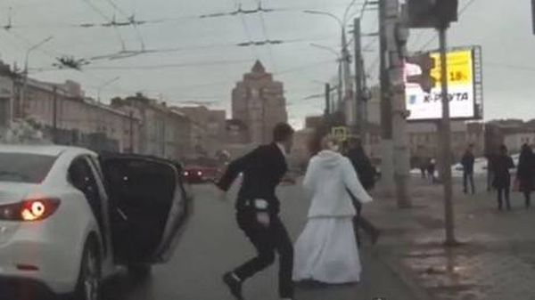 بالفيديو: مشاجرة عنيفة بين عروسين في أحد الشوارع!