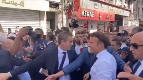 حشود طالبت ماكرون بالرحيل في وهران الجزائرية