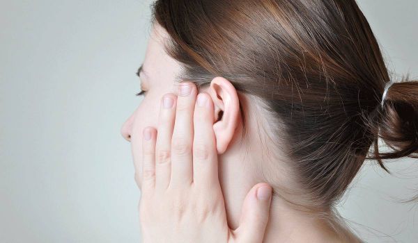 5 حيل تخلصكم من تراكم الماء داخل الأذن