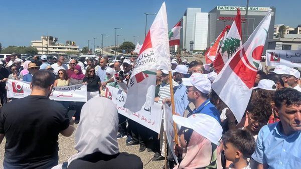 الاساتذة المتعاقدون مع "اللبنانية" من أمام القصر الجمهوري: 12 عاماً من الانتظار تكفي ونطالب بإقرار التفرغ كاملا