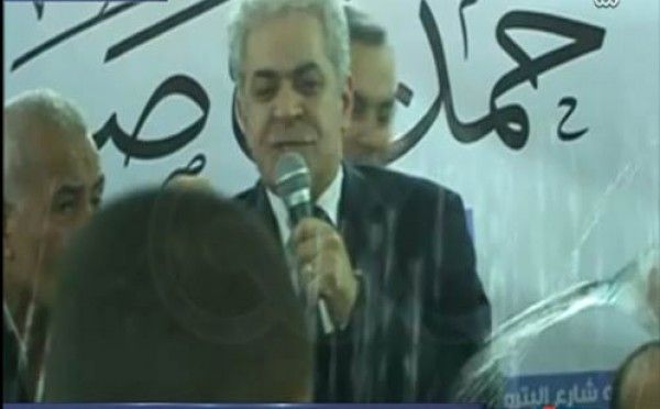 فيديو.. مصري يرشق صباحي بزجاجة ماء
