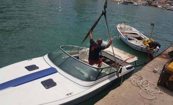 انتشال زورق سياحي غرق في ميناء جونية