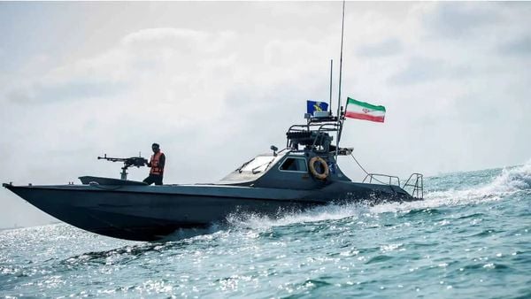 قائد البحرية الإيرانية: لن نتخلى عن السيطرة على مضيق هرمز