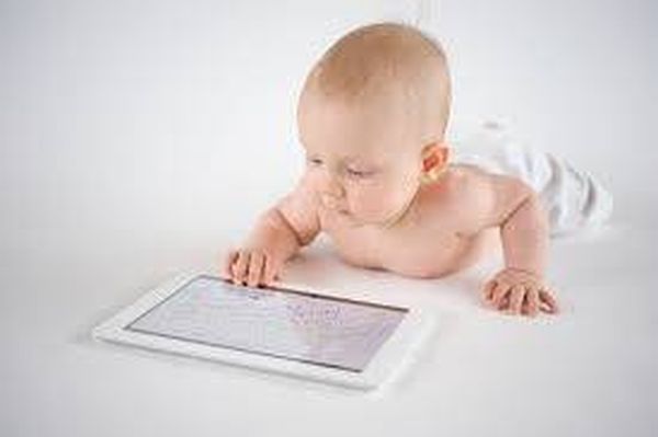 ما تأثير الـiPad على طفلك؟!