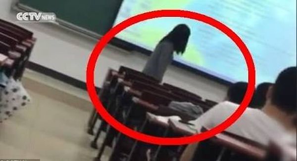 بالفيديو- أستاذ يُهدد تلميذته ويُجبرها على فعل هذا الأمر أمام زملائها؟!