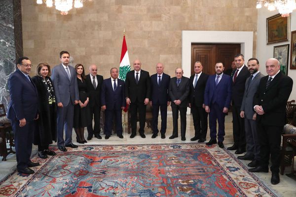 تابع اتصالاته لإلزام "إسرائيل" على الانسحاب ...وتسلّم رسالة تهنئة من ملك النروج
عون للإعلاميين: انتقدونا إذا اخطأنا... فالانتقاد البنَّاء يُصحِّح الأداء
وللمغتربين: وجودكم في انحاء العالم يشكّل ثروة لبلدنا