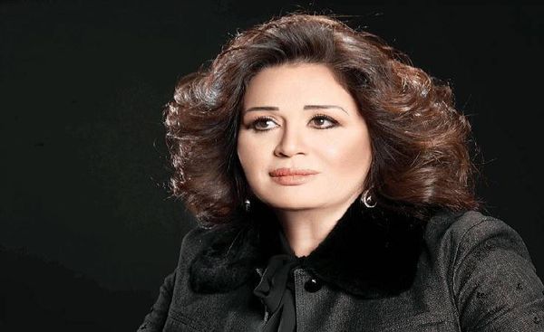 بالصورة.. إلهام شاهين وبوسي تؤديان مناسك العمرة!