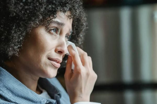 العين اليمنى أم اليسرى؟ الحقيقة العلمية وراء اختلاف الدموع