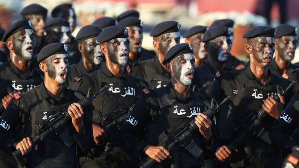 أمير قطر يزيد مدة التجنيد الإلزامي ويتيح الخدمة للإناث اختياريا