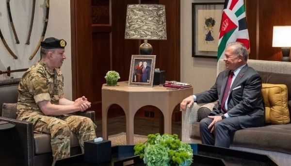 العاهل الأردني استقبل قائد الجيش 
مُؤكدًا وقوف الأردن الى جانب لبنان