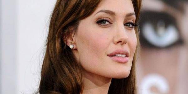 أنجلينا جولي تعاني من أزمة مالية...