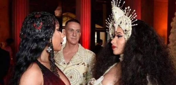 فناناتان عالميتان يتضاربان بالأحذية في كواليس أسبوع نيويورك للموضة!