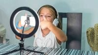 عندما يحلم المراهق بأن يصبح "مؤثراً"... كيف يتصرف الأهل؟