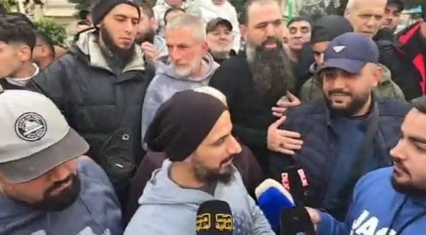 إعتصام لأهالي القبّة أمام مسجد الرحمة للمطالبة
بفرض تبرّع على مجلس الوزراء لصالح طرابلس