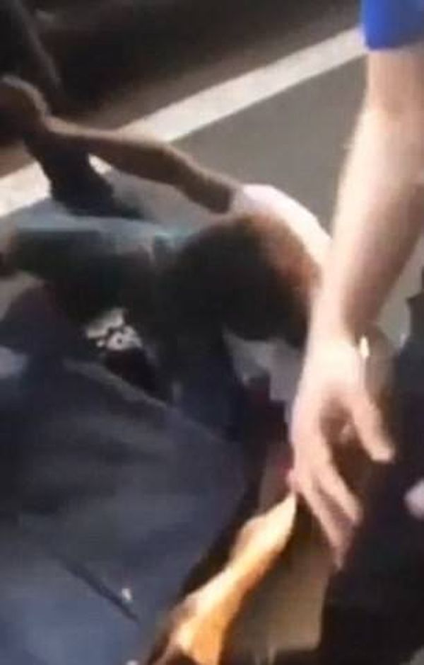 بالفيديو: "حشر" نفسه في حقيبة السفر.. وهكذا فُضح أمره