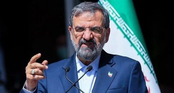 رضائي: من صالح واشنطن القبول بشروطنا للخروج من الحرب وتهديدات ترامب لن تحقق أي نتيجة ومستعدون لحرب حاسمة.