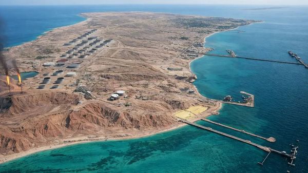 دوي انفجارات في خرج وجاسك شرقي إيران