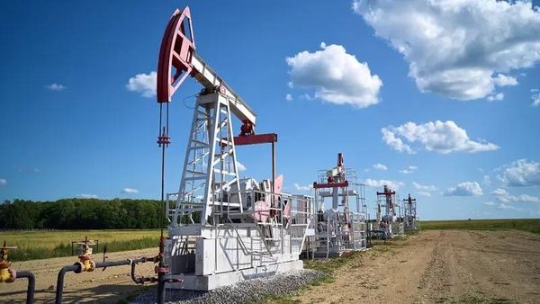 أسعار النفط تسجل خسارة متتالية للأسبوع الثاني مع ترقب تطورات أوكرانيا وفنزويلا