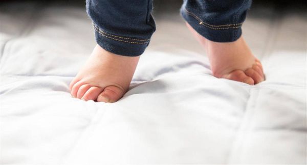لماذا يمشي الأطفال على أطراف أصابعهم؟