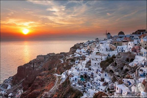 سانتوريني من بدر الى هلال