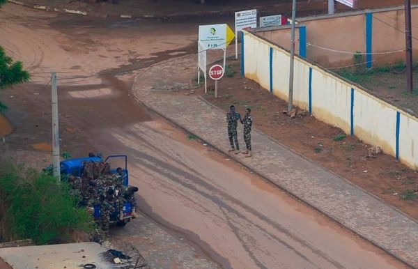المواطنون في النيجر يتجاهلون تهديد "إيكواس"
قادة الانقلاب العسكريون: نحذّر من أيّ تدخّل عسكري