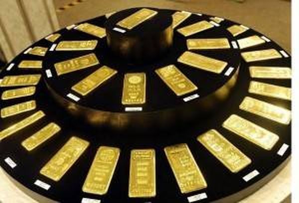 الذهب يتراجع بفعل قوة الدولار والأنظار على أزمة اليونان