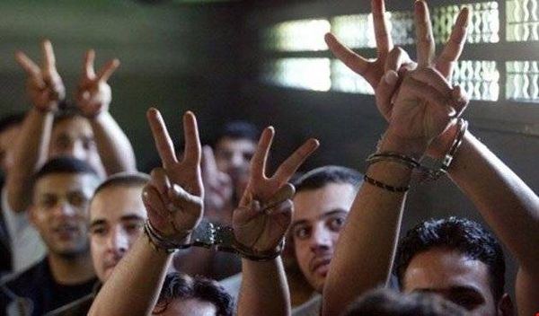 انضمام 80 أسيرا فلسطينيا للإضراب المفتوح عن الطعام داخل السجون الإسرائيلية