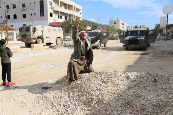 دهم واعتقالات وتجريف أراض في الضفة