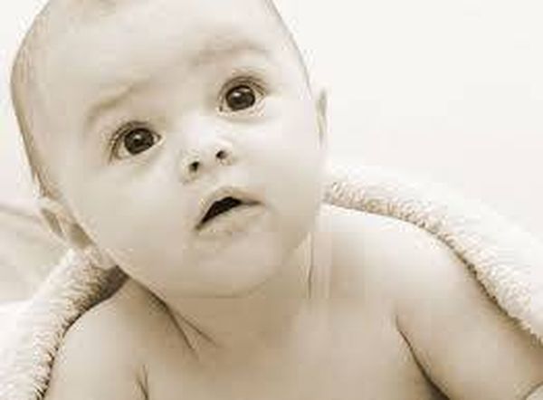 العثور على رضيع في بحنين المنية مرميا الى جانب الطريق