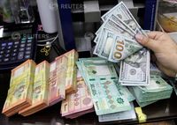 الصرافون يخفضون سعر الدولار بواقع 30 ليرة