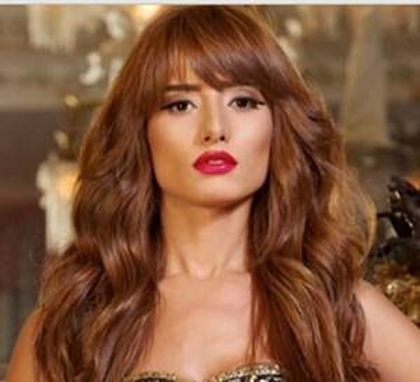 بالفيديو..زينة تسكب البنزين على رأسها وتحاول إشعال النار !