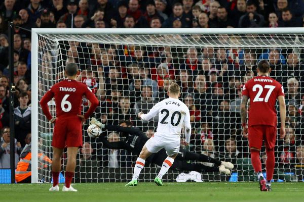 الدوري الانكليزي: ليفربول ومانشستر يونايتد يواصلان حصد النقاط