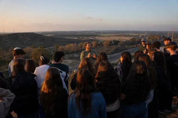 مستوطنون يقتحمون غزة ويطالبون بإعادة احتلالها