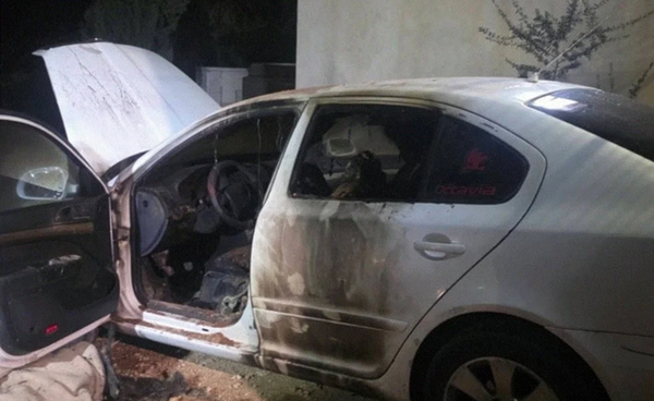 مستوطنون يحرقون مسجدًا ومنازل ويعتدون على فلسطينيين في الخليل ونابلس