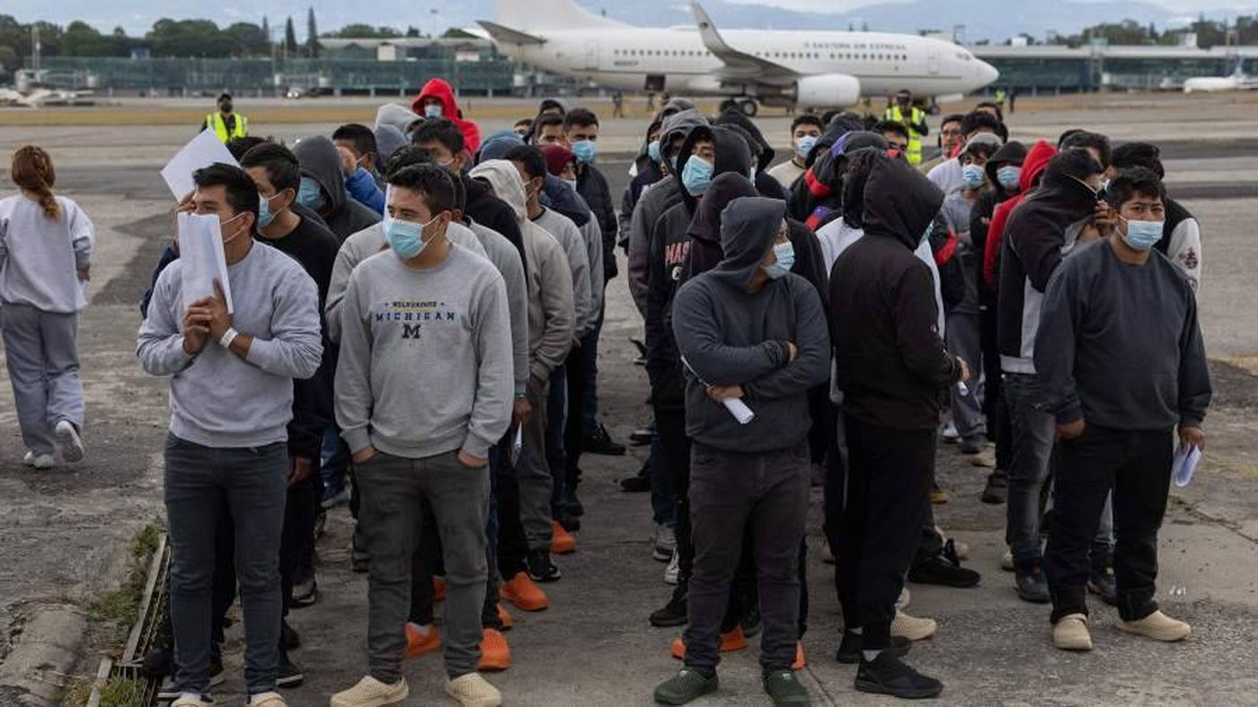 كولومبيا تستأنف رحلات ترحيل المهاجرين من أميركا