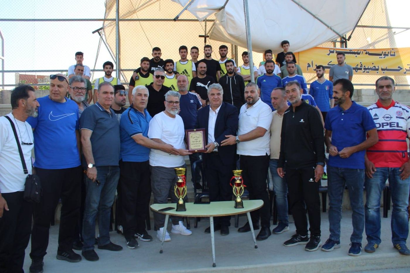 مدير الجامعة الاسلامية في البقاع يرعى تكريم قدامى لاعبي كرة القدم علي صالح شريف في احتفال اقيم على مدرجات ملعب ثانوية البشائر