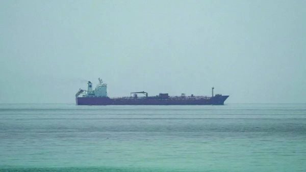 إصابة ناقلة نفط بمقذوف مجهول قبالة عُمان.. ونجاة طاقمها