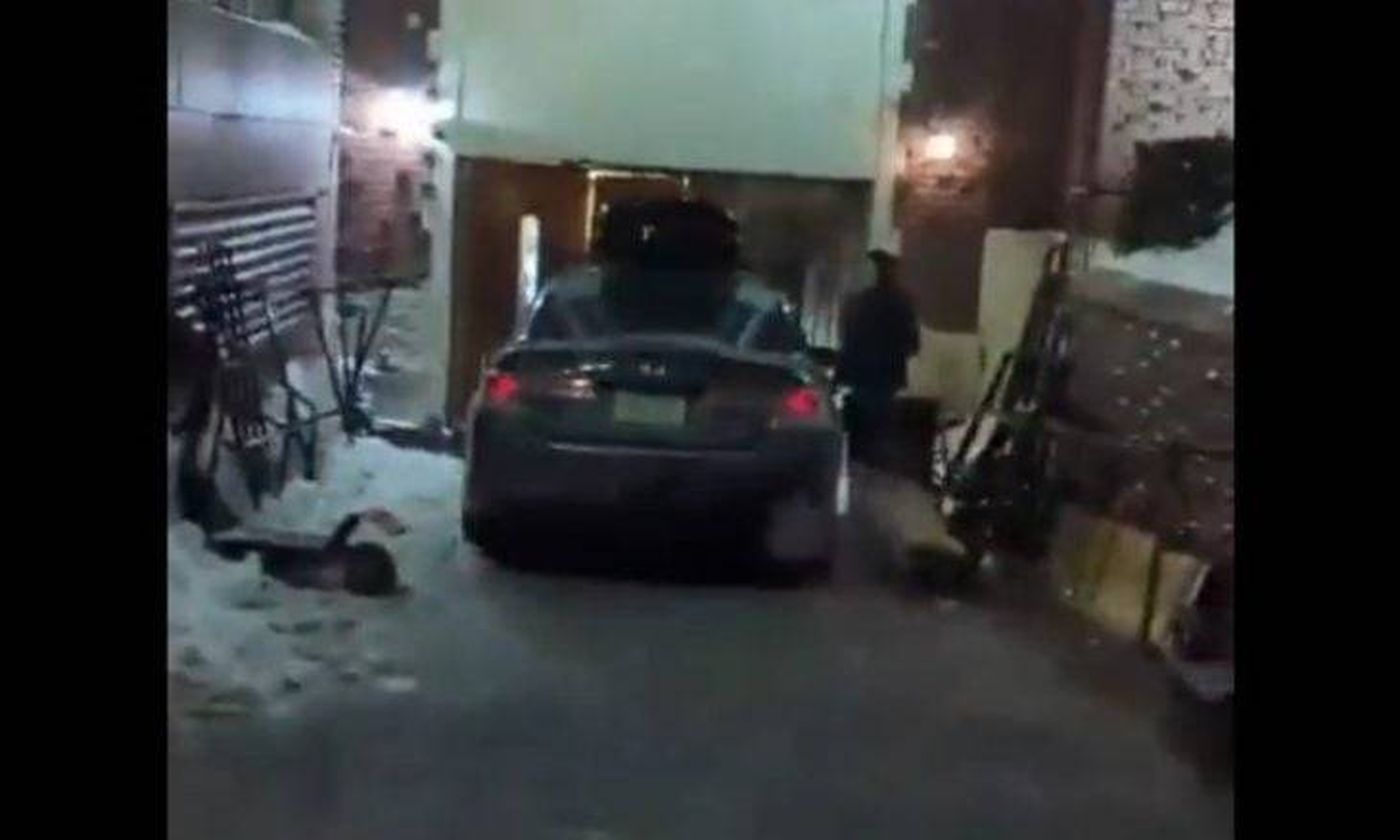 سيارة تصطدم بالمقر العالمي لحركة 