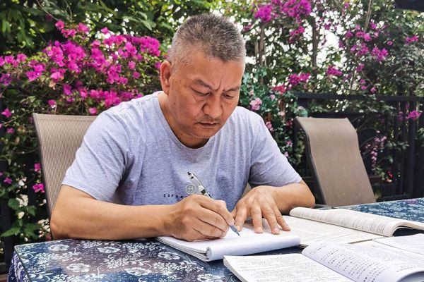 للمرة السابعة والعشرين... مليونير صيني يتقدم لامتحانات الثانوية العامة