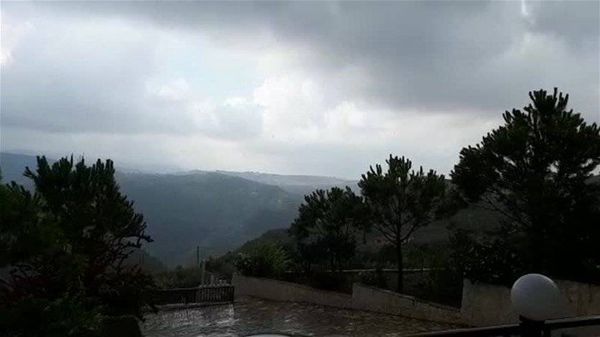 بالفيديو - في عزّ الصيف... الأمطار تتساقط في الشوف