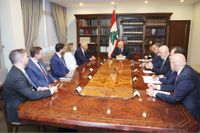 لبنان ينجح «بشراء الوقت»... ليونة أميركيّة ولا ضمانات
حزب الله مُنفتح على نقاش لاحق لقرار «السلم والحرب»
جعجع يُصّر على اجتماع الحكومة... و«القوات» تلوّح بالإستقالة