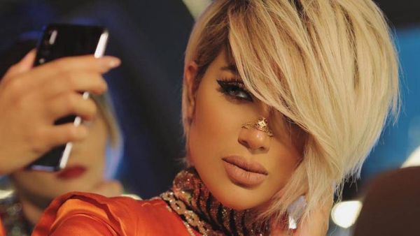 بالصورة: مايا دياب أبهرت جمهورها بإطلالتها الغريبة